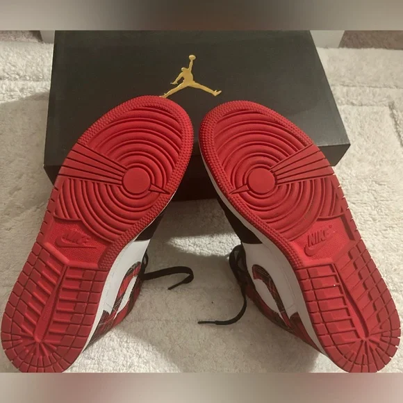 Big Kids/Youth Air Jordan 1s - Picture 5 of 6